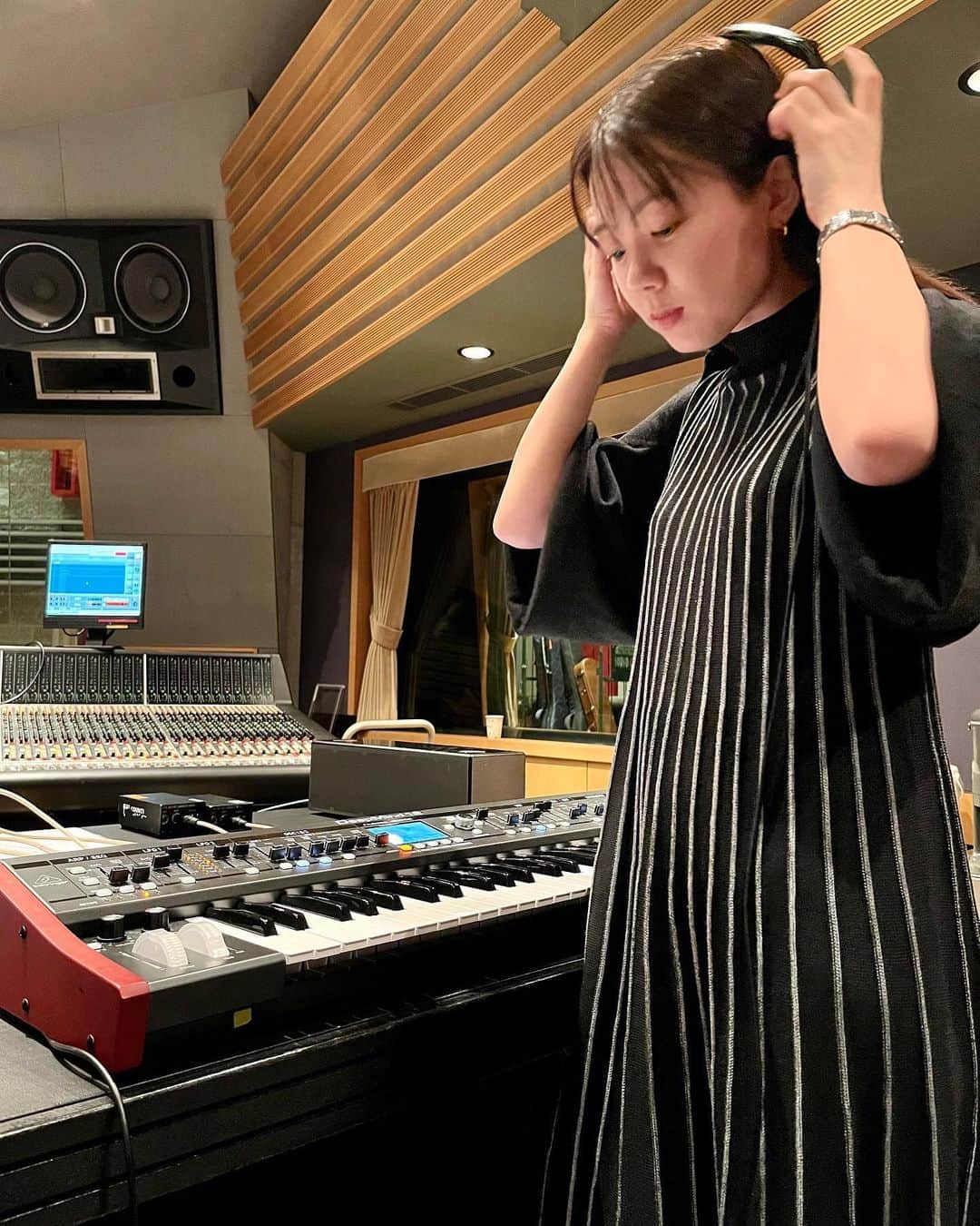 Peppe（緑黄色社会）のインスタグラム：「先日は楽器レコーディング🌱🌱 その曲が今日色々完成してほっとしている🫠にこり  ・ ・ いっせーに撮影を頼むともれなく頭上からのショットがカメラロールに入っている、しかも高頻度で、謎すぎ。笑」