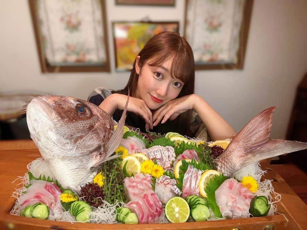 片原恵麻さんのインスタグラム写真 - (片原恵麻Instagram)「釣った真鯛で舟盛り初挑戦!!  難しいけど楽しかった😋  #釣りガール#釣り女子#おうちごはん#おうちごはん記録#プラントベース#和食プレート#和食ごはん#和食献立#自炊日記#自炊記録 #オーガニック生活#おうちカフェ#おうちごはん#おうちごはん部#自炊女子#自炊部#食器好き#魚料理#和食レシピ#よるごはん日記#おうちご飯#真鯛#姿造り#舟盛り#漁師飯#お刺身」6月12日 21時46分 - emma_katahara