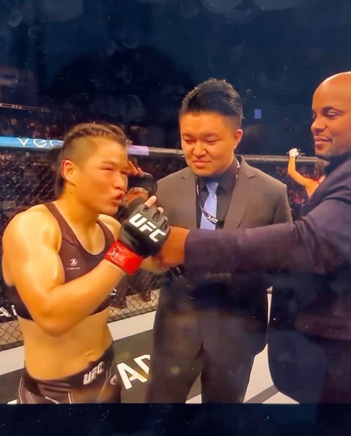 呉建豪のインスタグラム：「“In the octagon us women are displaying the power of women. Who said women can’t do such things? We can!! We are displaying the warrior spirit that is mix martial arts… last thing I want to say is, I’m wishing for world peace, and my hope is that everyone’s life can get back to normal and filled with peace. Thank you all.”  @zhangweilimma   Congrats Champ 🔥 great fight amazing backfist 💪💜  God bless you 🫶 #girlpower  @ufc #ufc275」