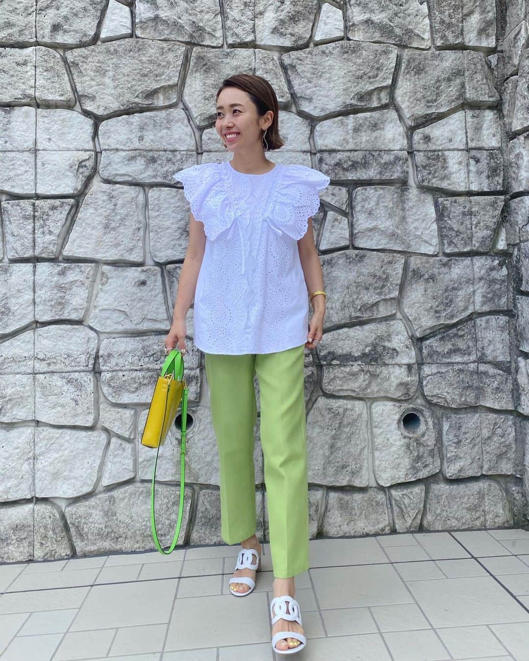 のインスタグラム：「・ 今日じゃないけど、今日も着ていたお気に入りのブラウス着てた日のコーデ💚  blouse: @verofonna  pants: @donobanweb  bag: @marni shoes: @hermes  pierce: @akarih_official   一目惚れしたカットワークレースが可愛すぎるブラウスは @verofonnaのもの♡ ちなみに今日はサロペットのインナーに着てたよ💕 めちゃ使える! てか、よう見たらこのブラウスもスカラップ仕様にレースがついてるやんか！！ この時手元にスカラップサンダルなかったから履けてないけど、whiteのスカラップサンダル合わせたかったな〜✨😗  合わせたパンツは、先日の @donobanweb ポップアップ初日に履いてこの色味が可愛すぎてお買い取りしたもの💚bagのショルダーとリンク♬  そんなお気に入りコーデでした♡ _________________________________ #ootd #coordinate #コーディネート #outfit #fashion #ファッション　 #コーデ #ママコーデ#男の子ママ」