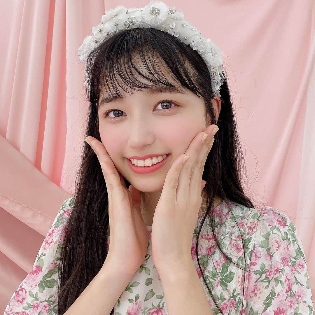 乃木坂46のインスタグラム：「\ 𝐎𝐅𝐅 𝐒𝐇𝐎𝐓 /  #N46MODEvol2 発売中です💐 ┈┈┈┈┈┈┈┈┈┈┈┈┈┈ 今日のオフショットは・・・ #五百城茉央 ちゃん🤍 ┈┈┈┈┈┈┈┈┈┈┈┈┈┈ 日曜夜をいかがお過ごしですか？🥂」