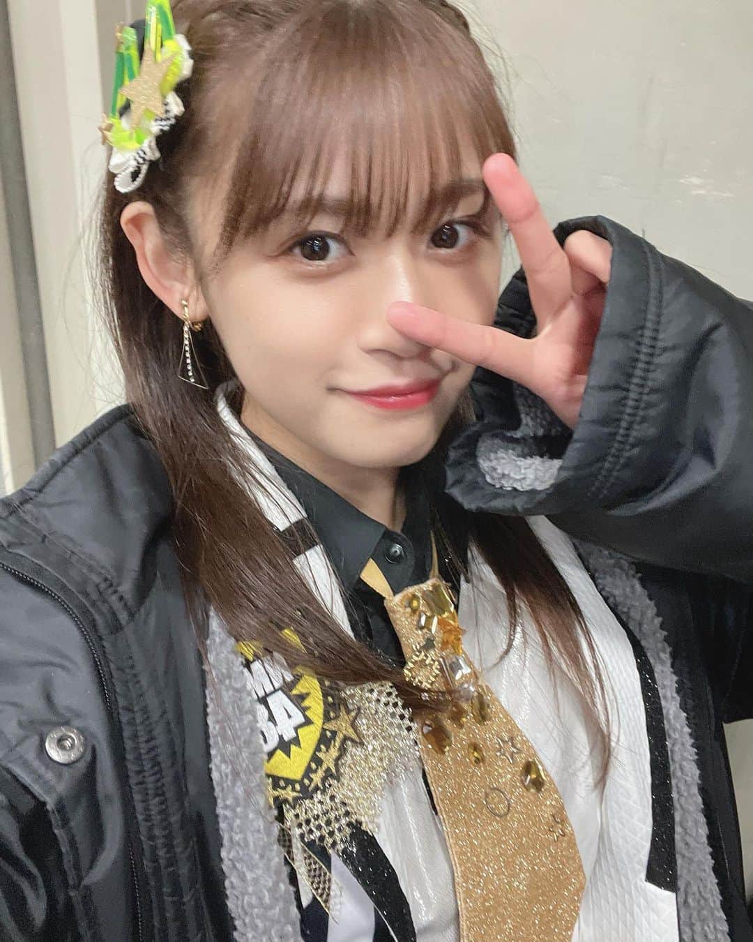 中川美音のインスタグラム：「♪  私事ですが 先日、卒業発表をさせていただきました。  文章考えてたら時間が経ってしまって まだはっきり思いついてないので 少しだけ書きます！  去年、高校卒業のタイミングで 自分の現状や今後について考える時間が増えて 家族とも自分とも相談した結果 4月から学校に通っています。 今後は学業に専念するため 卒業を決意しました。  卒業時期は7月を予定しております。  SNSですが 私もまだはっきりと決めていない部分が多くて アカウントは残す予定です！ 投稿は分かりませんが DMとかは全然見てると思います笑  残り少ない時間ですが 最後まで応援していただけると 嬉しいです！ よろしくお願いいたします！！  #NMB48 #中川美音」
