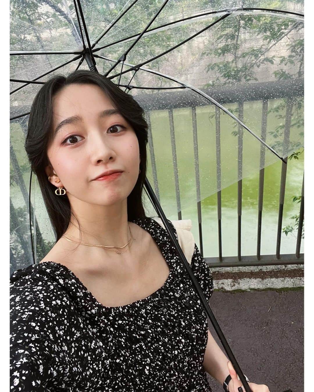 のインスタグラム：「友人とｵﾁｬをした優雅な一日でした。雨女なので見事に私が歩く時だけ雨でした。友人が晴れ女だったので会った瞬間止みました。 ・ アイシャドウは @diorbeauty のサンククルール、ルージュ トラファルガーです。好き〜！ ・ @diorbeauty」