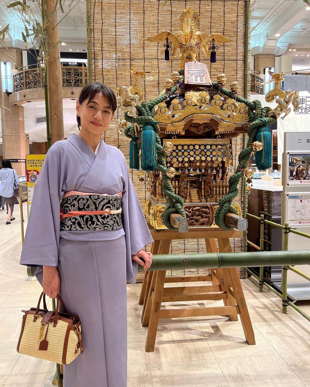 のインスタグラム：「日曜日は #きも活　👘 お稽古の帰りに 日本橋高島屋へ 金ピカ✨のお神輿の展示の 前でパチリ📸 わっしょいわっしょい😊  日本橋高島屋1F  お神輿のとなり HERMESの前　で 14日まで @love_and_sense の #ポップアップ　やってます  販売スタッフをしている 大阪のスタリストの 谷ちゃんに会いに @tanichanstyle 😊  @love_and_sense は #フェアトレード #エシカル　な商品をたくさん取り扱っています💙  #着物着方着付け教室  @ichiru_kimono_school  #着物でお出かけ👘」