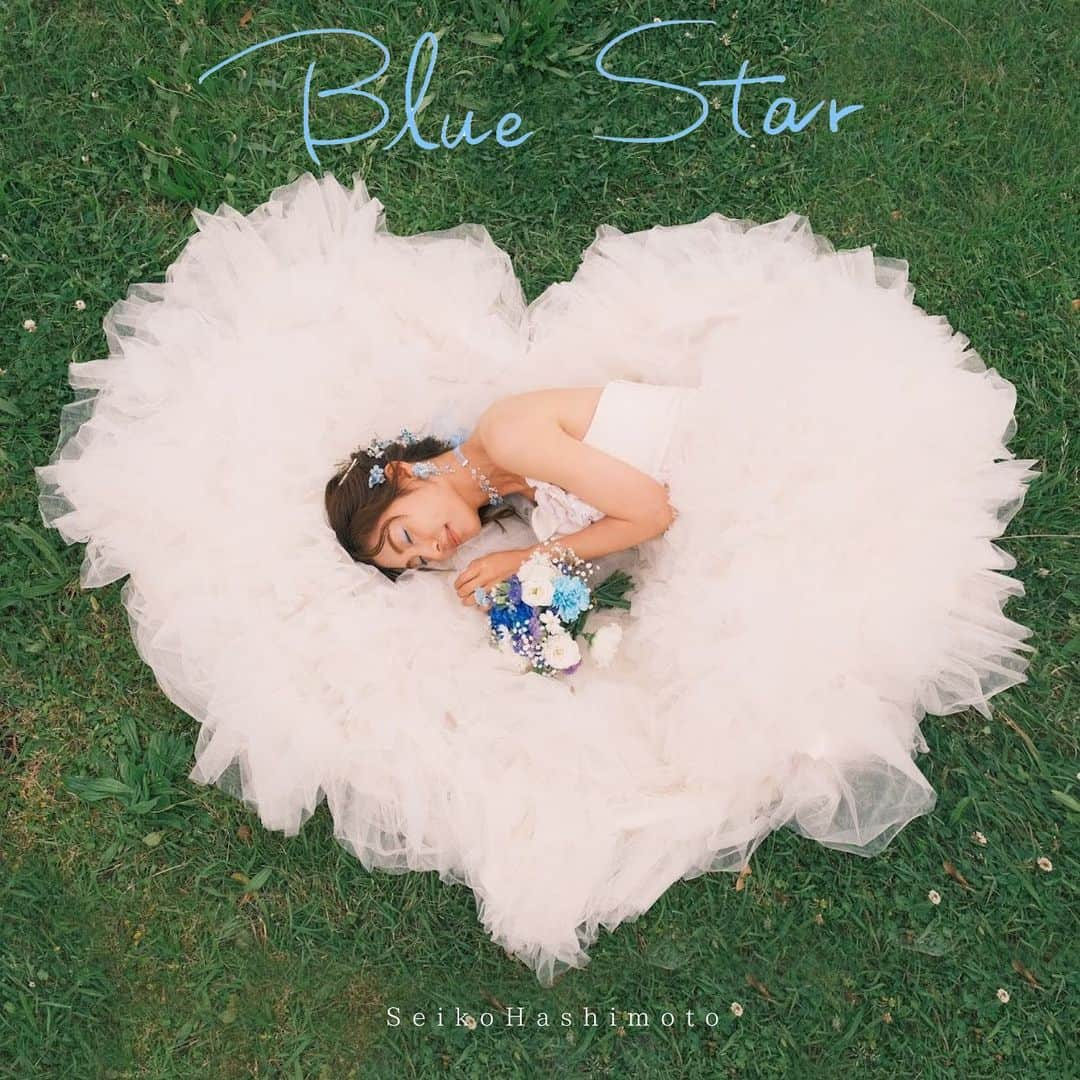 橋本聖子さんのインスタグラム写真 - (橋本聖子Instagram)「. 💠💠💠💠💠💠💠💠💠💠 『Blue Star』アザージャケット 💠💠💠💠💠💠💠💠💠💠  ウェディングソングという事で、アザージャケットは、ウェディングドレスを着て撮影しました👰🤍  ハートマークになってるの！！ とーーっても可愛くてお気に入りです😭🙏✨メインジャケも可愛くて、、それはまた次回ご紹介させてくださいっっ✍️  今月末までCD予約販売しています💿 ご予約は、下記のURLから出来ます✨ https://www.handred.co.jp/music/project/10377/  プロジェクトの応援宜しくお願いします❤️‍🔥〜6月30日まで🔖  リリースの準備も頑張ってます🔥🔥 早くみんなにお届けできるように頑張ります💪  Special Thanks🎀 photo by  @zabat_leeico  @taka.photography.jp  @i_bridal__photo   accessory&flower by @kayo_hikita   #bluestar #newsong #橋本聖子シンガー」6月12日 23時32分 - _seikohashimoto