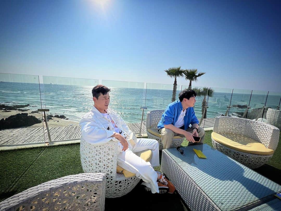 ヨン・ジョンフンのインスタグラム：「1년이 후딱~ ft. 종민 (희망없는 삼촌들)」