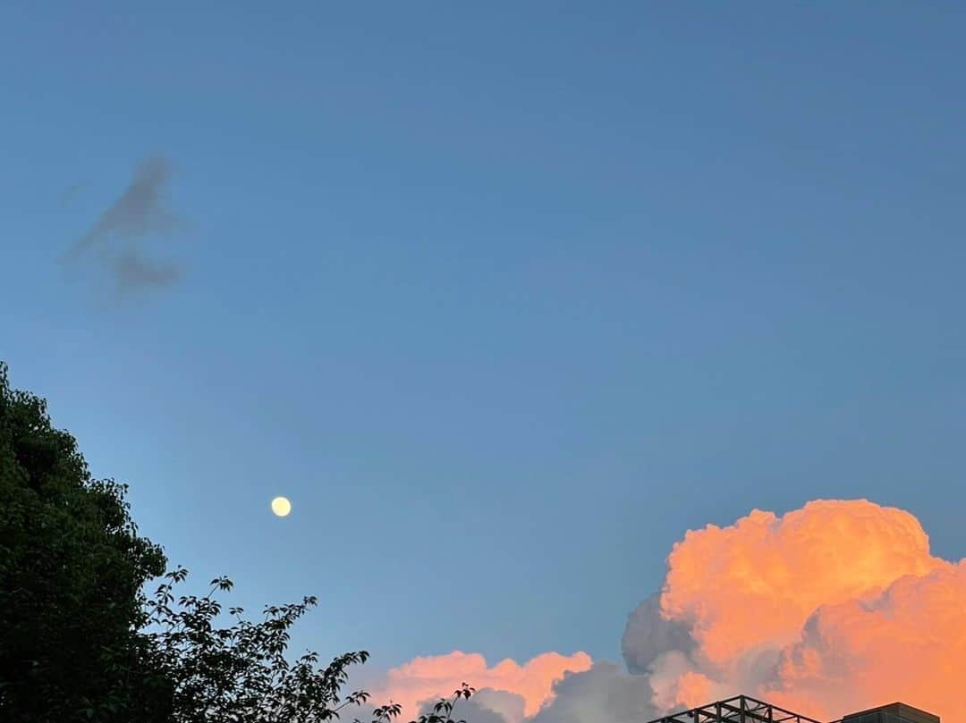 土屋太鳳さんのインスタグラム写真 - (土屋太鳳Instagram)「こんばんは！ 梅雨で変わりやすいお天気が続きますが、 お元気でしょうか？ 昨日と今日は少しドタバタしていて、 なかなか連絡できなくて💦 でも 忙しいだけではなく プライベートの時間も持つことが出来たので また書きますね！ . その帰り、 今日の夜７時くらいかな？ 月が見えたので☺️ 写真には上手く撮れなかったけれど、 #アイの歌声を聴かせて で シオンたちがあの日を迎える前に 見上げる月に似ていました🌔 . ６月の満月は明後日、 ストロベリームーンです🌕🍓✨ たくさんの人と一緒に 観ることが出来ますように😌🙏✨」6月12日 23時58分 - taotsuchiya_official