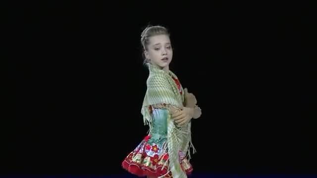 エレーナ・ラジオノワのインスタグラム：「Друзья, хочу поздравить всех с Днём России! С днем своей Родины! Рада была представлять свою страну на международных соревнованиях! Скучаю по этому времени! ❤️  Хочу поделиться с Вами своим Русским народным номером «Коробушка», который исполняла на показательных выступлениях на Олимпиаде в Сочи 2014!」