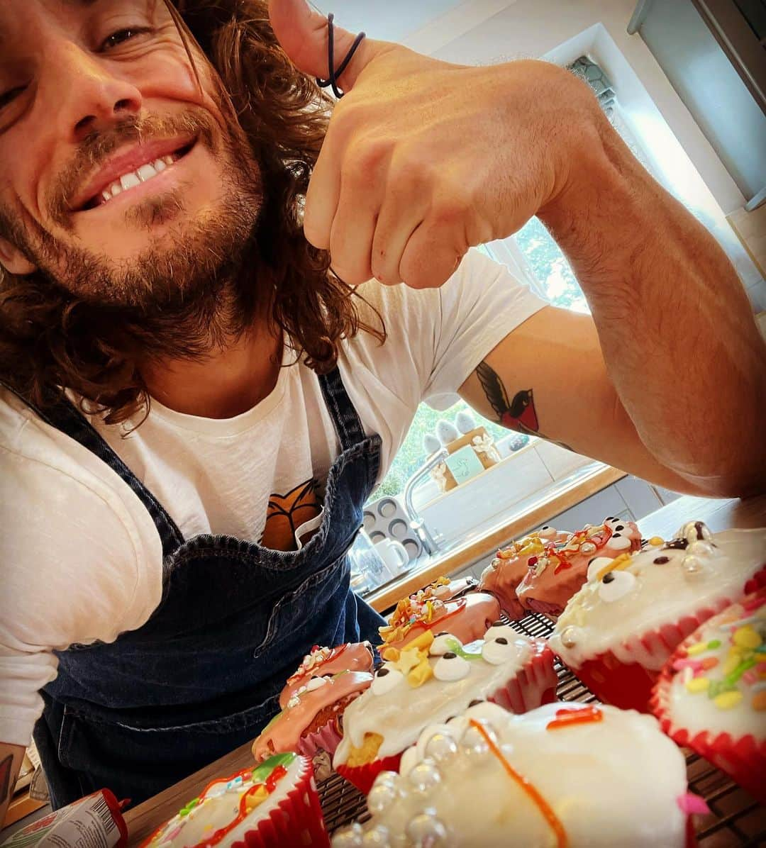 サム・クラフリンのインスタグラム：「First kiddy cake bake 🧁」