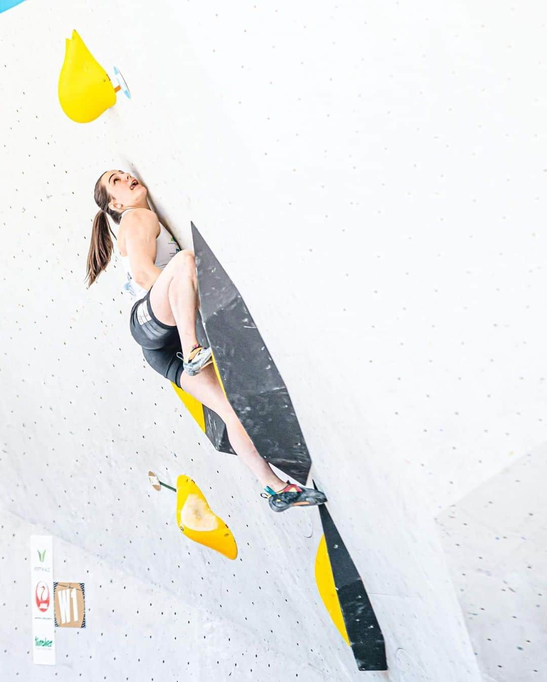 ユリア・クルーダーのインスタグラム：「THAT FELT GOOD!! 😍 although I climbed poorly in semis, I’m still so happy I got to climb again 🥰 the feeling is good and can’t wait for another World Cup that is in just little more than one week 💪🏻 #innsbruck  📸: @vladek_zumr & @michele_franciotta_photo  @sloveniaclimbing @scarpaspa」