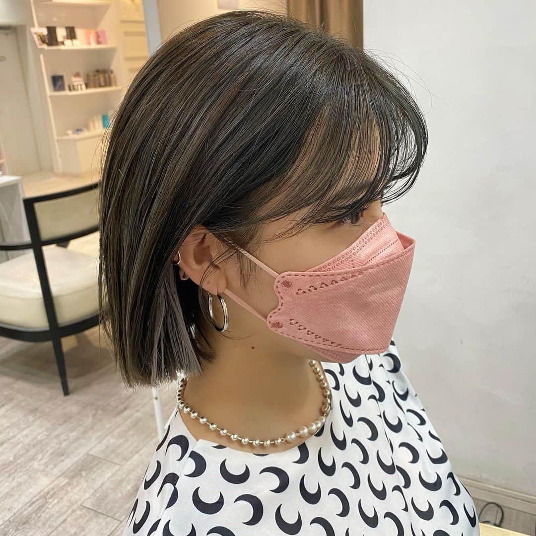 夏焼雅のインスタグラム：「ᴺᴱᵂ🪞  今回もほぼﾏﾘｱﾅにお任せ〜❤︎ アッシュ系は安定におかわです🥹 ハイライトも新たに入れてもらって 色落ちも楽しみ〜💖 インナーカラーは実はエクステ！！ 気分をちょっと変えたくて今回は部分的にシールエクを 付けてもらってます❤︎ 馴染み良すぎ！！言わなきゃ確実バレない！！  まつ毛も久々にパリジェンヌしてもらったよ♡ ビューラー無しでいいの最高〜♡ しかもすっぴんもちょい盛れするしありがたい！！ ⸝⸝ʚ̴̶̷̆ ̯ʚ̴̶̷̆⸝⸝💕💕💕  @kokeshi0927  @maria_bigami  2人ともいつもありがとう🫶🏻  #allys #shibuya #ハイライトカラー  #インナーカラー  #アッシュグレージュ  #シールエクステ  #パリジェンヌラッシュリフト  #まつ毛パーマ」