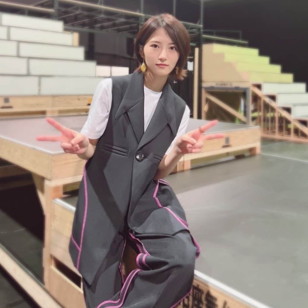 若月佑美さんのインスタグラム写真 - (若月佑美Instagram)「. 舞台薔薇王の葬列！！セットチラ見え。 YouTube配信の時のお洋服。 . まだ観に来れますので#薔薇ステ  是非お待ちしております。 . #薔薇王の葬列  #リチャード  #若月佑美」6月13日 13時58分 - yumi_wakatsuki_official