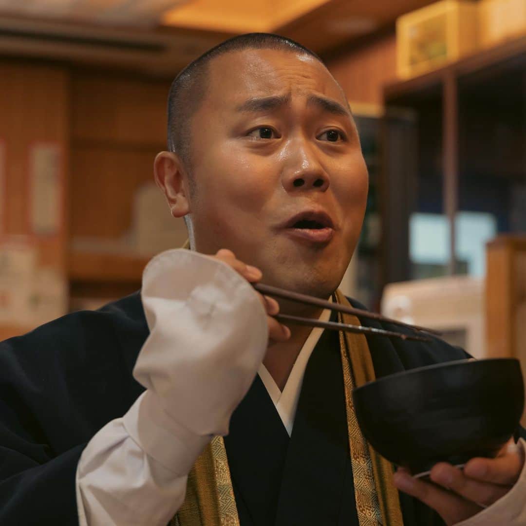 しろめし修行僧さんのインスタグラム写真 - (しろめし修行僧Instagram)「ハナコ岡部主演 #しろめし修行僧  たくあん(岡部大)が出会ったご飯のお供🍚  #麻薬ケランジャン  ニンニクや刻んだネギ、青唐辛子などを加えた 甘辛いタレに煮卵を漬け込んで… 最後にごま油をたらして食べる🤤  ◆──────────────◆  すごいこのタレ！  甘さと辛さが交互に押し寄せてくる！   旨辛いタレ これマジ考えたやつ誰⁉︎  手が止まらねえ俺はバカタレ！ 　　　　　　　　　byたくあん ◆──────────────◆  #テレビ東京 #岡部大 #犬飼貴丈 #中山翔貴 #松平健 #グルメドラマ #グルメ #神奈川 #横浜 #韓国料理 #たくあん飯  ©︎「しろめし修行僧」製作委員会」6月13日 13時54分 - tx_shiromeshi
