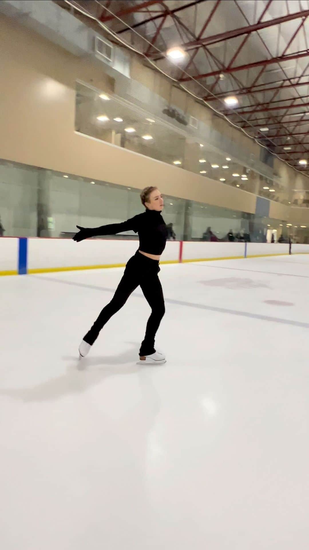 アンバー・グレンのインスタグラム：「2022/23 Freeskate “  Without you “ by Ursine Vulpine & Annaca  Choreography & music editing by @mishage8」