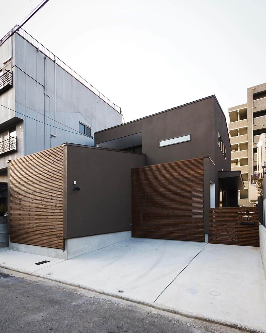 ラブデザインホームズさんのインスタグラム写真 - (ラブデザインホームズInstagram)「【京都の坪庭ハウス】 木製ルーバーを使うことで、採光・採風を確保しながら外部からの目線を遮るよう考え、機能的にも意匠的にもこの家の象徴的なデザインとしている #ラブデザインホームズ #建築 #建築家 #設計事務所 #建築事務所 #住宅 #注文住宅 #デザイン住宅 #新築 #新築一戸建て#家 #家づくり #マイホーム #エクステリア #外構 #外構デザイン #住宅外観 #外観 #外観デザイン #中庭 #京都 #京都の坪庭ハウス  【Kyoto Tsuboiwa House】 By using a wooden louver, we thought about blocking the line of sight from the outside while ensuring daylighting and wind, making it a symbolic design of this house both functionally and designically. #ldhomes #architecture #residence #house #facade #kyoto」6月13日 7時07分 - ldhomes_official