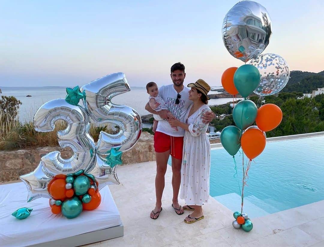 アントニオ・バラガンのインスタグラム：「Muchas gracias a tod@s por perder un segundito de vuestro tiempo en felicitarme 🎂   Seguimos cumpliendo años de la mejor manera y el primero con mi niña 😍👨‍👩‍👧   #35」
