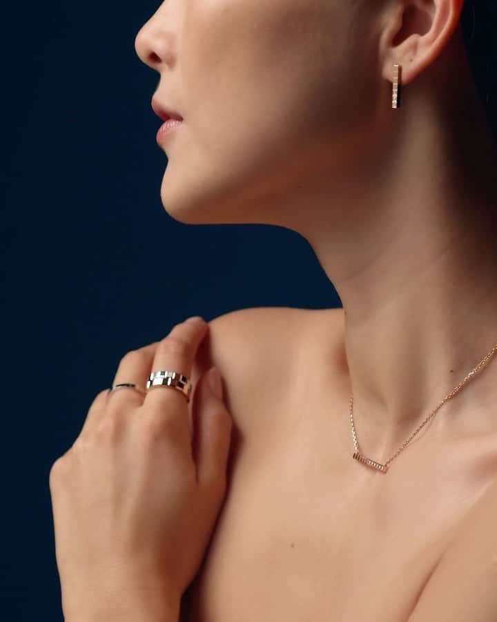 のインスタグラム：「Master the art of stacking with rings and bangles from the Ice Cube collection. Available in nine versions crafted in Ethical Gold for an abundance of mix and match combinations. #ChopardIceCube #ChopardEthicalGold #GoldToBeProudOf」