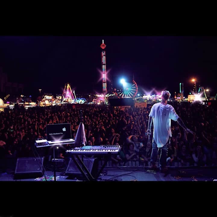 アーロン・カーターのインスタグラム：「I’ll see you soon 🎪  Tour starts in September   Contact @morganlikesmusic for concert bookings 😈」