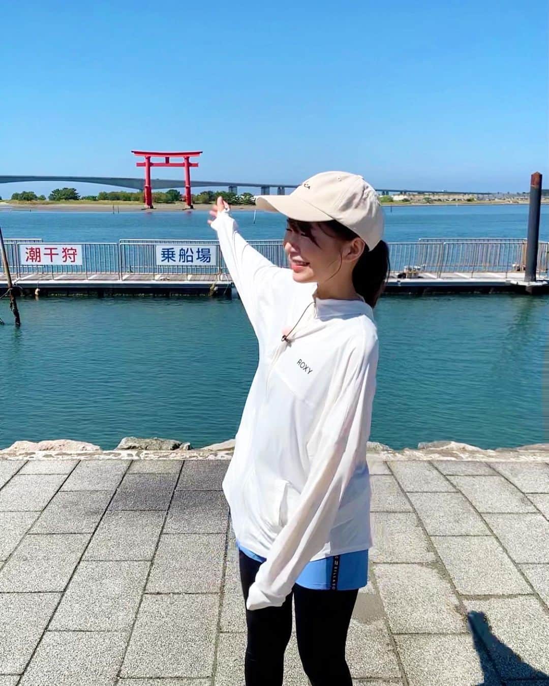 内山絵里加のインスタグラム：「・ ・ 弁天島⛩𓂃 𓈒𓏸◌‬ 鳥居のまわりの"いかり瀬"で 生き物観察をしました🐚 ・ 幼い頃から 花火大会や潮干狩りで よく遊んでいた弁天島。 わたしにとって 心躍る場所のひとつです🐋 いま海外からも注目されている 浜名湖周辺の夏の魅力を 取材してきました🧢 ・ 地元の近くだけれど なんだか旅気分♩ リフレッシュできました𓂃 𓈒𓏸◌‬ ・ 本日も、ふくわうちで お会いしましょう👱🏻‍♀️❤︎ ・ #浜名湖 #弁天島 #干潟 #生き物観察 #数年ぶりのジャンプ #運動不足」
