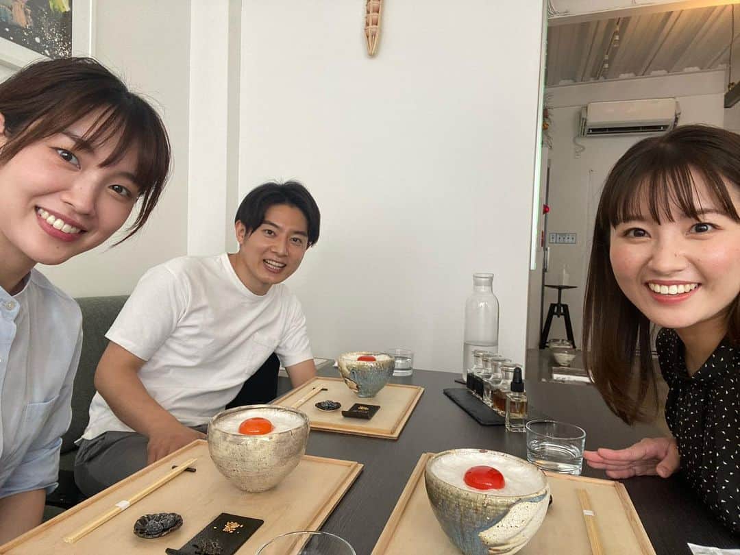北條瑛祐のインスタグラム：「🥚  毎朝早起きをして頑張っている澤田アナと鷲尾アナ。 先日、2人とおは朝後にプチ贅沢をしてきました。  なんと美しいTKG…✨  2人にとっては朝ご飯なのか昼ご飯なのか聞いたのに忘れました。  #おは朝 #卵かけご飯  #tkg  #澤田有也佳  #鷲尾千尋  #ABCアナウンサー」