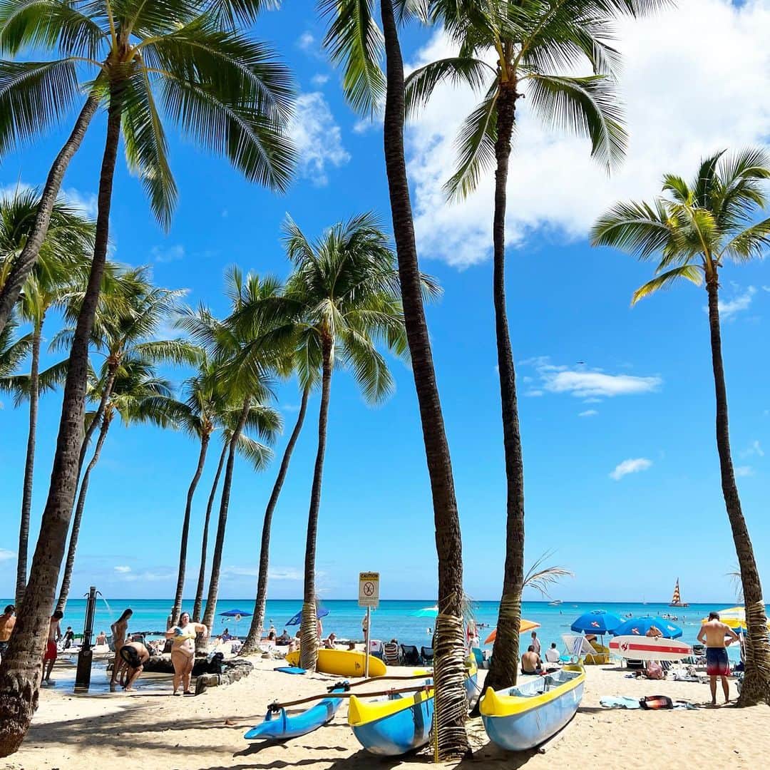 マキ・コニクソンさんのインスタグラム写真 - (マキ・コニクソンInstagram)「Aloha from Waikiki Beach!! 🤙🏼🤙🏼🤙🏼🤙🏼  今日は朝からずーーっと 撮影でした！めちゃくちゃ お天気良かった！☀️😎 目が開けられないぐらい眩しかった。✨✨ 撮影日和 & 海日和！👍🏼👍🏼 1日中ハワイの太陽を浴びたから いっぱい光合成して パワーアップした気分！💪🏼💪🏼  明日も撮影だから 今日は長めに湯船に浸かって 身体を休めよう！ 自分の体調は自分でしっかり 管理しなきゃだよね！☝🏼  今夜は早く寝まぁす！ お休みなさいzzzzz 🌙 また明日！👋🏼  #エアハワイ🌺  #ハワイのおすそ分け🤙🏼  #気持ちだけでもハワイ😊  #撮影日和 #自分の体調は自分で管理💪🏼」6月13日 14時44分 - makikonikson