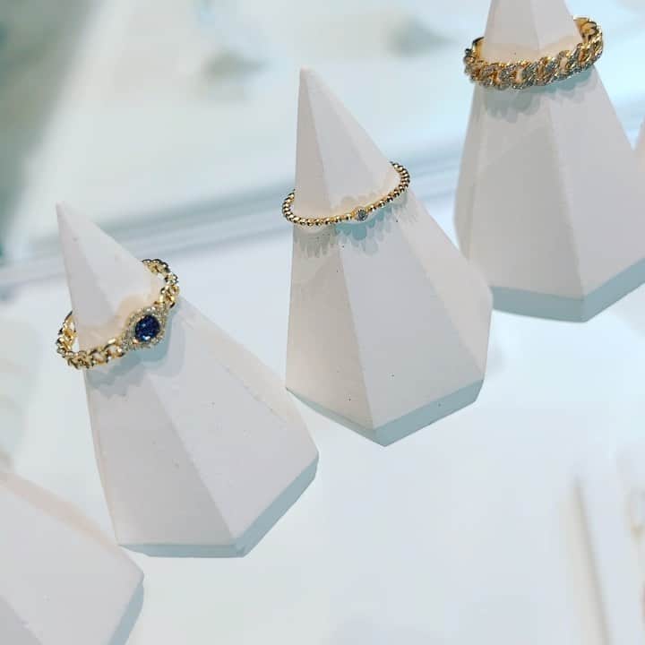 のインスタグラム：「Thank you for your purchases✨ (RG Cuban diamond, Evil eye diamond&sapphire, tiny diamond, Cuban diamond,Cuban diamond)  ご購入ありがとうございました✨  #manoalovedesign #jewelryshop #jewelrybrand#waikiki#honoluluhawaii#diamondrings #waikikibeach#oahuhawaii #oahuliving #hawaiitravel #hawaiivacation #hawaiishop #マノアラブデザイン#ワイキキ#メイドインハワイ#ダイヤモンドリング #ジュエリーショップ#ジュエリーブランド#ハワイ在住#ハワイ情報#ハワイ旅行#ハワイ好き#ハワイショッピング#威基基」