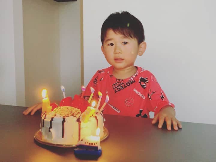 谷口大智のインスタグラム：「happy birthday my boy🎂  成長していく息子に嬉しい気持ちと寂しい気持ち…  毎日子供たちの笑顔をや泣き顔を見れた事が幸せだった😭  #dtのオフ」