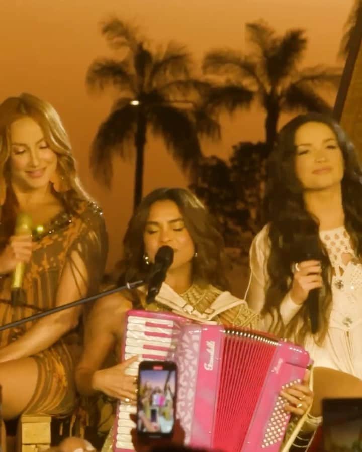 Claudia Leitteのインスタグラム：「“Dengo Meu” com @juliette e @lucyalves, ao vivo na #PrainhaDaClaudinha e a primeira parte desse álbum lindo você já pode ouvir clicando no link da minha bio🏝🥰」