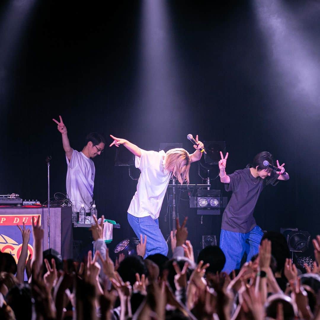 レイチェルのインスタグラム：「gokigen tour まだまだまわるよ✌️ 📸　@yokoyamarock   ☺︎チケット発売中☺︎ 6/19大阪、6/25仙台 7/2福岡、7/3福岡、7/8岡山  7/22東京・豊洲PIT追加公演も！ ローチケ、ぴあ、e+等で chelmico検索してみて！  https://eplus.jp/sf/search?block=true&keyword=chelmico」