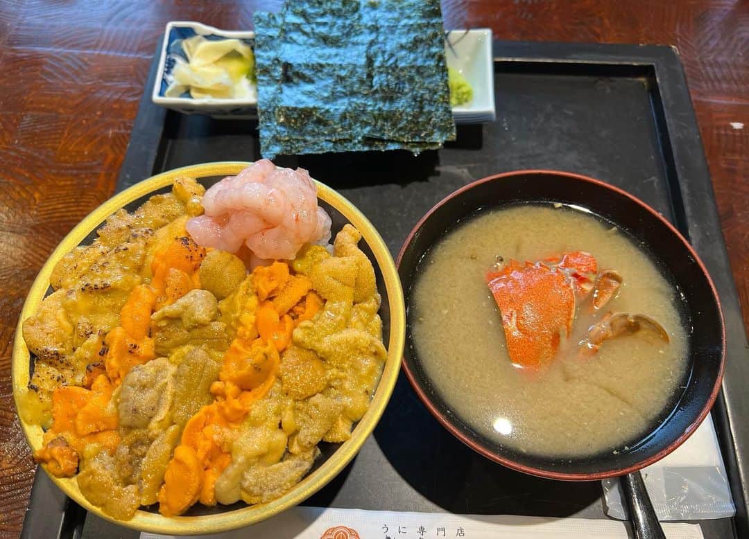 夏木マリさんのインスタグラム写真 - (夏木マリInstagram)「お昼は、余市で 5大うに食べ比べ丼🥢」6月13日 11時23分 - mari_natsuki