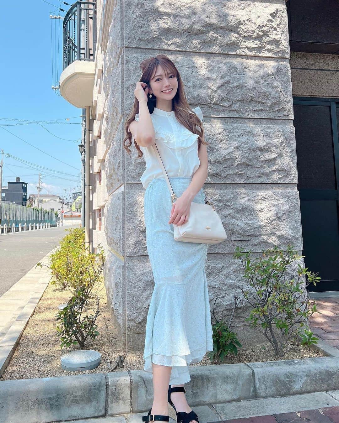 のインスタグラム：「このスカート夏っぽくてかわいい💠 . ブラウスもスカートも @michellmacaron_official ♡ . モデルさせてもらった時に可愛い服ばっかだったから いまではすっかりファンです👶🏻👶🏻 . . #夏服コーデ #スカートコーデ #マーメイドスカート  #ブラウスコーデ #スカート #summerlook」
