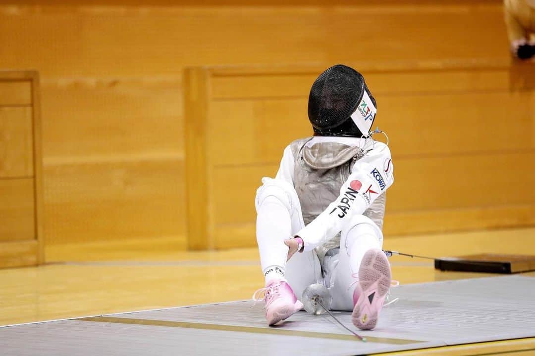 辻すみれさんのインスタグラム写真 - (辻すみれInstagram)「中日本フェンシング選手権  優勝しました🥇😃  今年度最初のランキング戦でいいスタートが切れてよかったです。  ただ、股関節の可動域、筋肉、ポイント精度等、色々な面でまだまだ元の状態にはかなり遠いのを痛感しました…。 年末の国際大会が始まるまでに身体を万全な状態まで持って行けるよう頑張ります💪  地元岐阜の隣の愛知県だった事もあり、はしまMOAの子達もたくさん出場してました。何人も決勝に残ってメダルをもらっているのを見て、自分が勝った時より嬉しかったです😂。  私の決勝戦の時は、かわいい後輩フェンサー達が最後まで残ってたくさん応援してくれて凄く力になりました。ありがとう🥰  ©︎竹見脩吾  ©︎伊東英成 ©︎原田敦矢   #大垣共立銀行  #はしまモア  #岐阜  #フェンシング」6月13日 12時39分 - sumire_1129