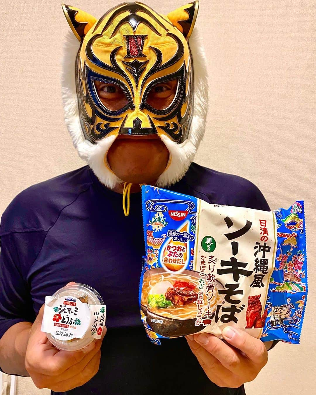 タイガーマスクさんのインスタグラム写真 - (タイガーマスクInstagram)「私、沖縄foodにハマってます❗️ このソーキそば、ジーマーミ豆腐、最高‼️ 止まらない👍👍 #タイガーマスク #tigermask #njpw #ソーキそば #沖縄そば #ジーマーミ豆腐」6月13日 22時45分 - tigermask.njpw_official