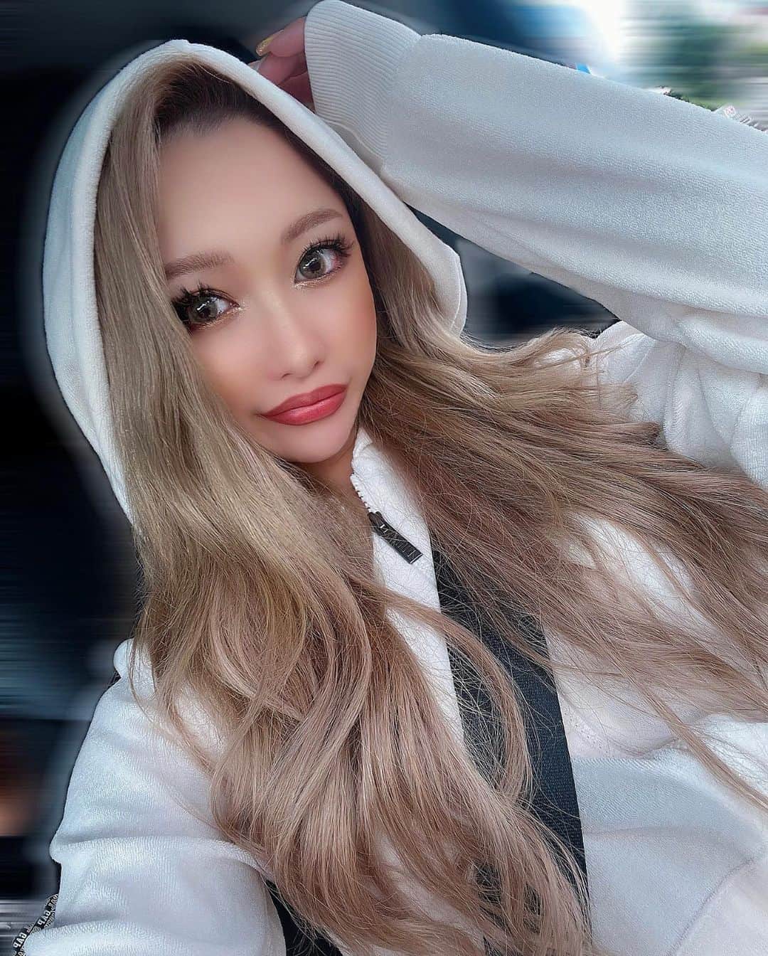まいちゃんのインスタグラム：「月1のROLLEN💇‍♀️ @ken11rollen  @rollen__nacho  いつもありがとう🤍 ハイトーンやっぱ好き🥺🫶」