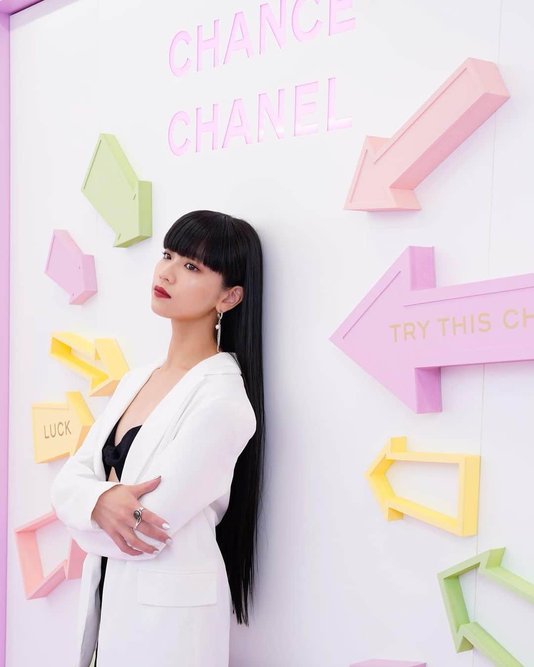 のインスタグラム：「ㅤㅤㅤㅤㅤㅤㅤㅤㅤㅤㅤㅤㅤ CHANEL BEAUTY HOUSE  @chanel.beauty 💗💛🧡💚 ㅤㅤㅤㅤㅤㅤㅤㅤㅤㅤㅤㅤㅤ 先日VOGUEの撮影でお邪魔した時から、 コンセプトも内装も新しくなった CHANEL BEAUTY HOUSEへ！  28日まで開催予定の"CHANEL CHANCE"スペシャルワークショップ、とっても素敵な時間でした☺︎ またすぐに行きたい大好きな場所🦋  #シャネルビューティハウス #CHANELBEAUTYHOUSE #CHANELFRAGRANCE」