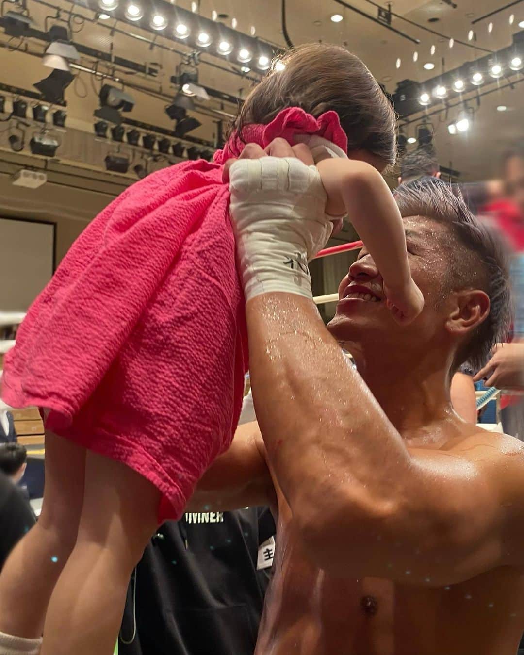平木愛美のインスタグラム：「congratulations!🥊🏆🎖❤️‍🔥  １歳半年の娘が"パパ！""パパ！！！"と、じーっと真剣に見つめていて。  私はそんなふたりの姿も含めて、うるうると感極まり。  夫の試合を心配しながら観ながらも、色んな感情で溢れていました。  そして無事、勝利。おめでとう！！！！！  ４枚目の動画では、 試合後のマイクで "うちの娘も観ててね〜、👧🏼" なんて言う夫にもほっこりとしたり。 "弟、、" なんて皆さまの前で宣言までしていたり、、🙄😂🤷‍♀️🌼  武道館、横浜アリーナ、と、娘ももう３度目のパパの格闘技試合観戦ですがこうしてこんなにも認識しているのは初めてで…！✨ 試合翌日の今日に、きのうの入場シーンや試合の動画を観せても "パパ！！！！"パパっ！""パパパパパパパパ！"と、生まれてはじめてくらいのパパ連呼で。笑 もう１回もう１回！と観たがって何十回と観ていました。 👱🏿‍♂️もでれでれと嬉しそう。💕🫠  そんな姿に私はまた、うるうる。涙。  "いつか、やすくんの子供という存在が、リングの上で戦うパパの姿を観られたらいいなぁ。"  なんて思っていたのが、いつのまにか実現していて。  感慨深いです。  こんなに娘が喜ぶから、まだまだ長く、この姿をみせてあげられたらいいねえ。💫  お疲れ様でした。  家族のためにもいつも色々がんばってくれて、心からありがとう。👱🏿‍♂️👧🏼👱🏻‍♀️🤝🧡  そして、いつも城戸をサポート、応援くださる皆様、心よりありがとうございます！！！！！✨✨」