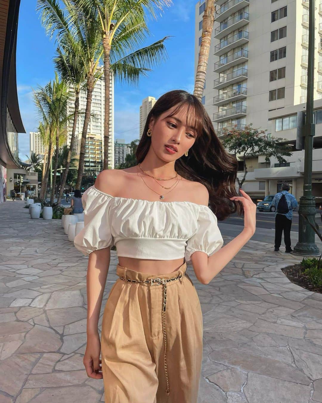 宮内理沙のインスタグラム：「ZARA outfit👗  ベルトとアクセサリー以外全身ZARAです👗☀️ このトップス普通にもオフショルでも着れる2wayで丈感も絶妙だし背中も可愛くて(あまり映ってなくてごめんなさい)一つ前の投稿のワンピ同様とてもお気に入り🥹🤍  下は何でも合わせやすそうなのですが個人的にはこういうパンツ、デニム、黒パンやロングのサテンスカート、マーメイドスカートあたりで全身白コーデにしても良いなと思いました😋沢山着る気満々😂✨✨  シューズは撮るの忘れてました、、😅  #若干腹筋が薄くなっているのはご愛嬌 #直前にフルーツとドーナツ食べました #食欲に負けました #MakeUpEarth」