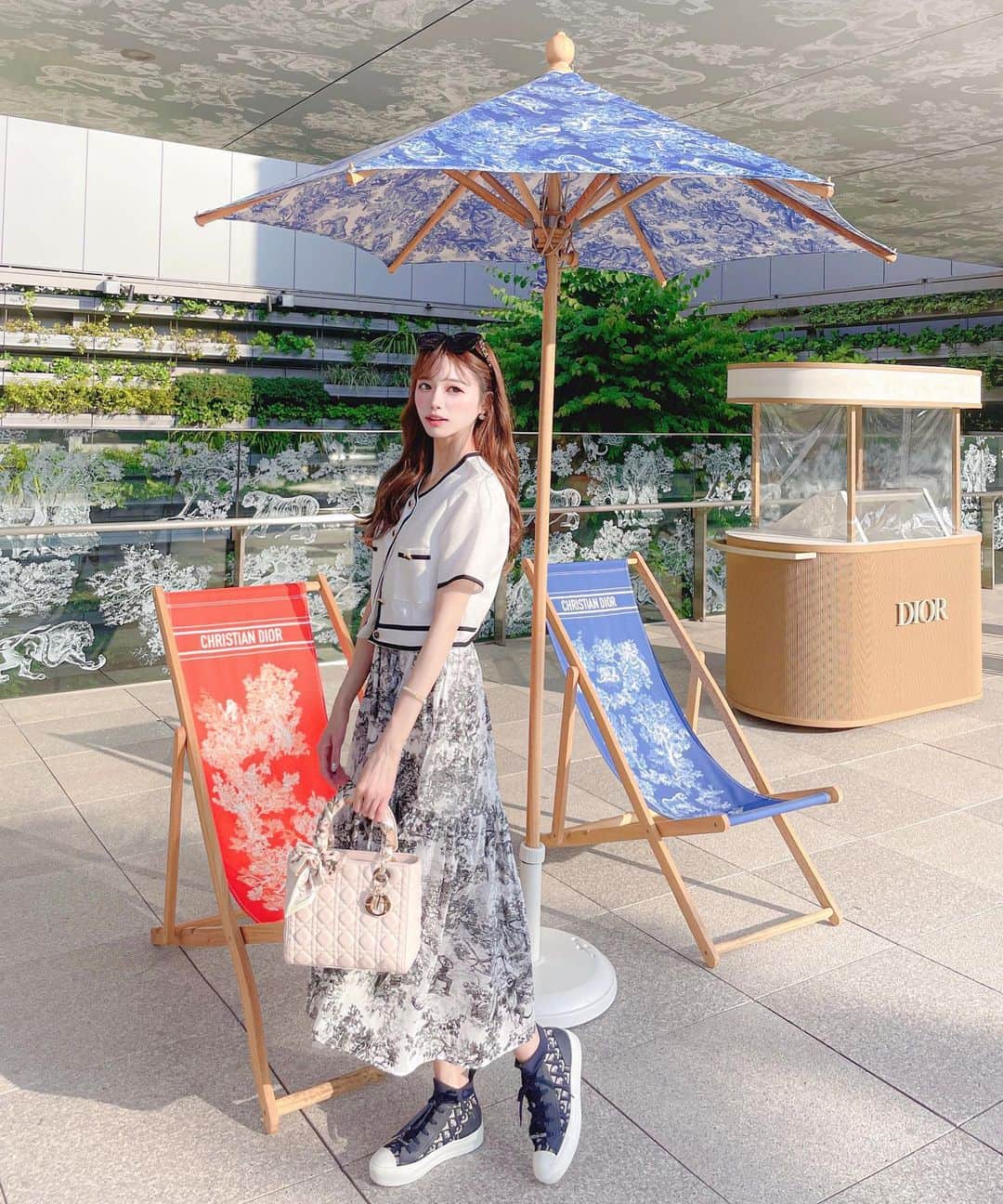 のインスタグラム：「💙🧡DIORIVIERA 🐘🦒🦜 銀座SIXの屋上😳✨  このスカートはPOPUPで販売するやつ🖤🤍  POPUPの詳細はここから @avectoi_official_   トップスは #grl のものだよ♡ デニム合わせにしてもかわいいからお気に入り☆  #diorviera #dior #diorbag #ladydior #ginzasix #ディオリビエラ #ディオール #ディオールバッグ #レディディオール #ディオールスニーカー #ディオールシューズ #銀座 #銀座カフェ #東京カフェ #銀座six #銀座シックス #大人カジュアル #大人コーデ #ディオールカフェ #グレイル  #サングラスコーデ #diorsunglasses」