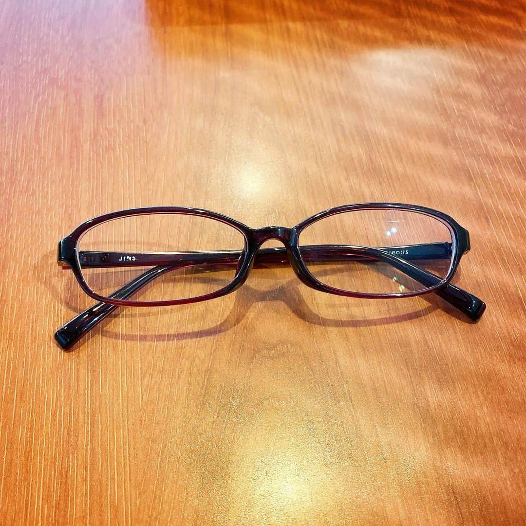 村田綾野のインスタグラム：「人生で初めて買った度付きめがね #jins   赤いスクエアフレーム👓 なんだかんだ顔にしっくりくる👓  度付きに憧れていて、視力が下がったのをいいことに買ったのを覚えてます笑  #めがね女子  #めがね  #眼鏡 #赤」