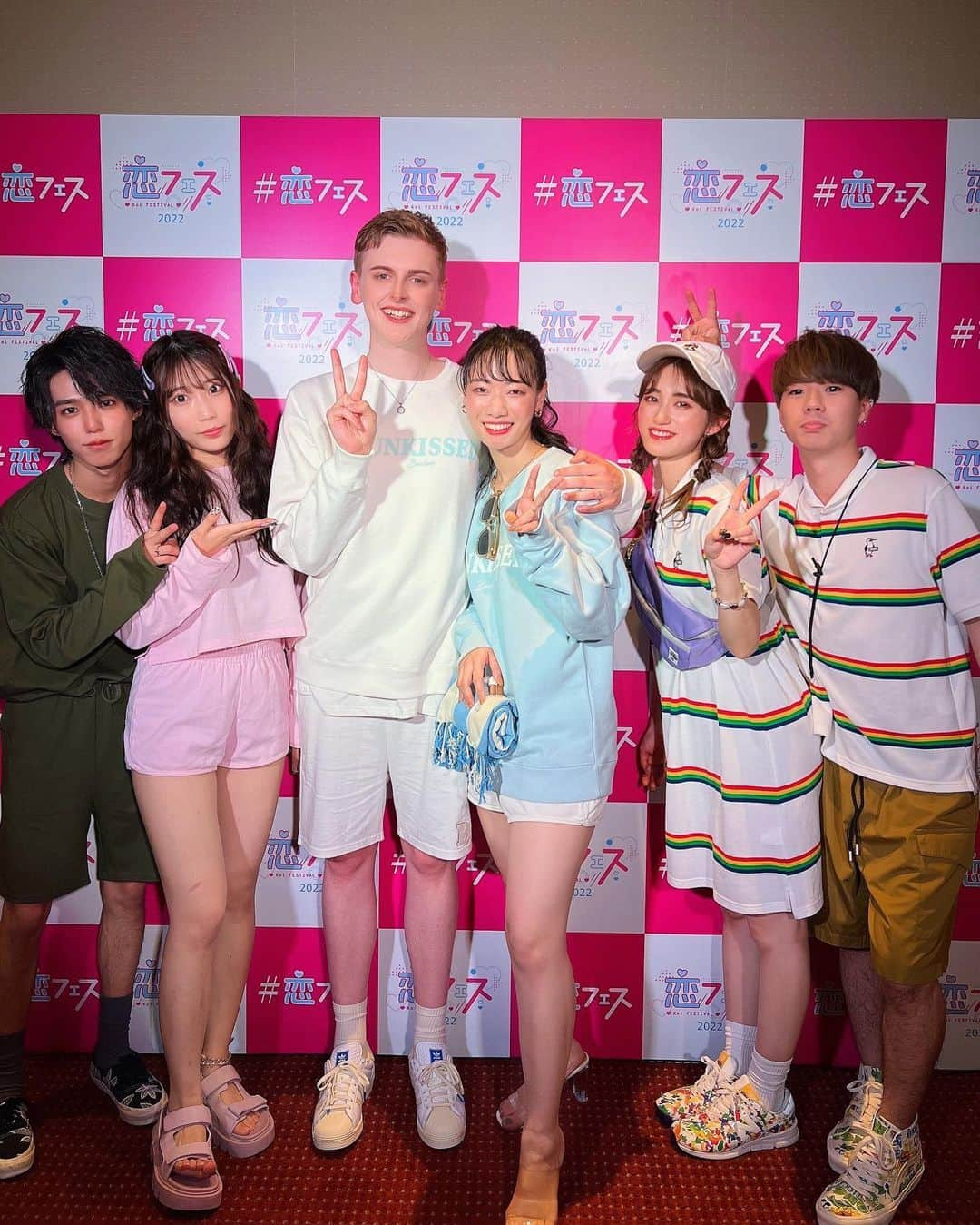 りせのインスタグラム：「💗恋フェス2022💗  6月12日恋人の日に大好きなルイスと可愛いリンクコーデの衣装を着て初ランウェイを歩けたこの経験は人生の宝物です✨  実は緊張でめっちゃ汗だくだった😂  トークコーナーでは「恋フェスラブラブYouTuberカップル」の称号まで頂けて光栄です💓  優しくて可愛くて大好きな先輩カップルYouTuber様と共演できたことも一生の思い出✨  関係者の皆様本当にありがとうございました🙇‍♀️  これからももっと活躍して、ファンの皆様に笑顔を届けられるように精進します✨  #恋フェス #恋フェス2022 #りせとルイス #あーたろカップル #るぅきぃ夫婦 #夫婦 #youtuber #イベント #恋人の日 #フェス #ファッション #モデル #koifes #festival #love #couple #ootd #model #fashion #カップルコーデ #リンクコーデ #ペアルック #happy、#ランウェイ」