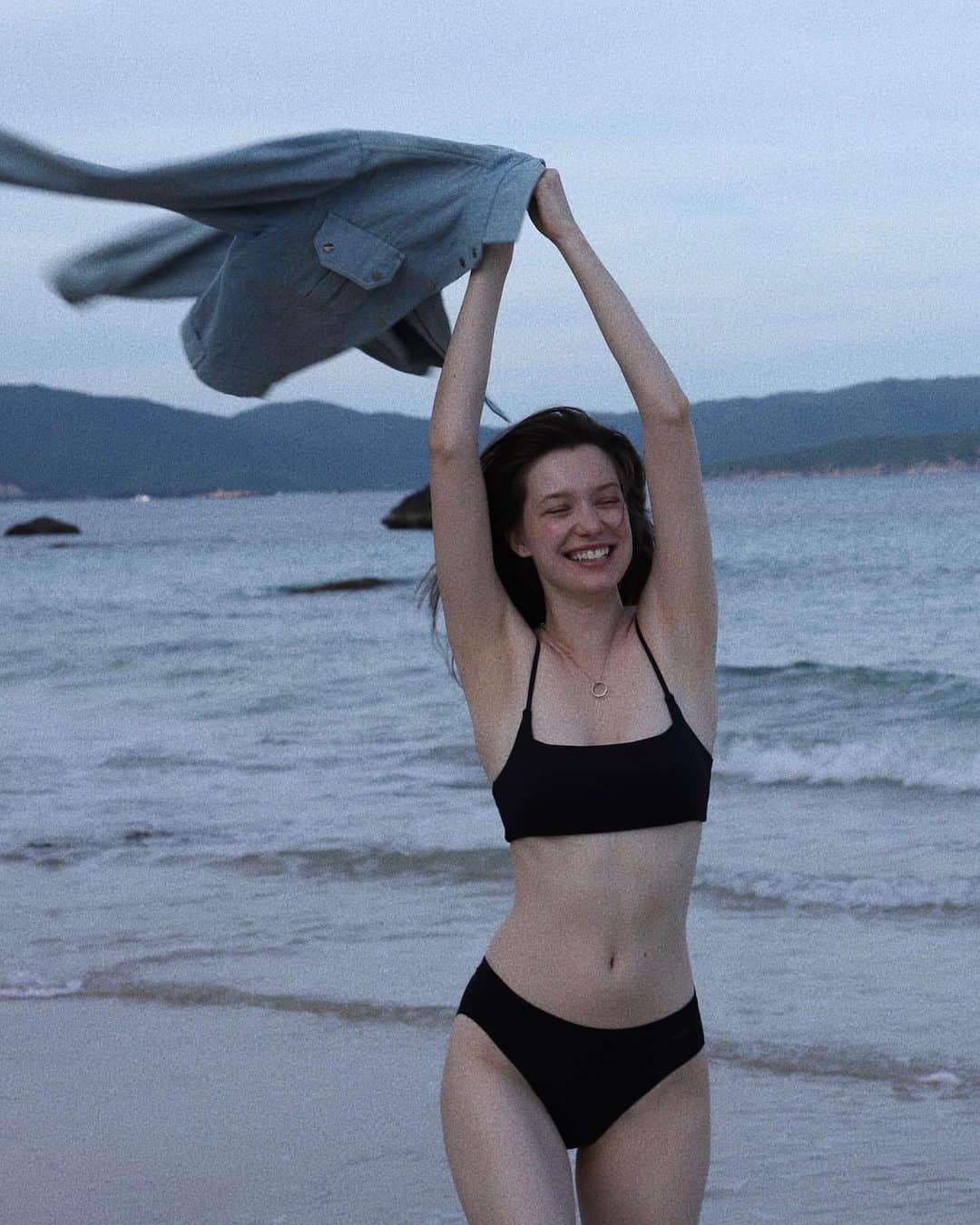 アナスタシア・セボスカァヤのインスタグラム：「by your side 🌊」