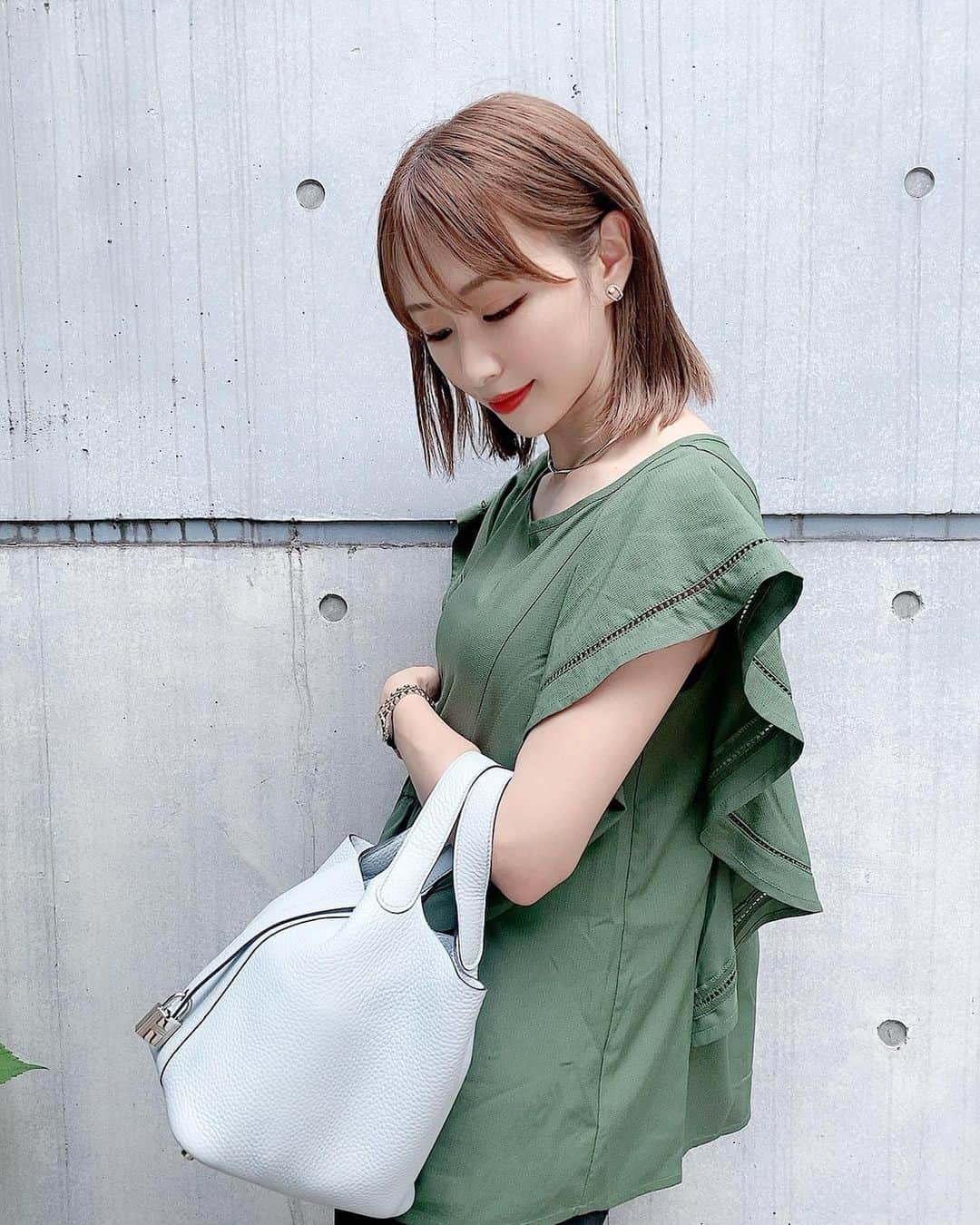 一ノ瀬恋のインスタグラム：「green × black ×silver 🤍🤍🤍  #coordinate  tops @ranan_official pants  @drwcys sandals @freaksstore bag @hermes  夏に近づくとシルバーアクセしたくなる💕 @ranan_official のブラウスは肩にフリルがついてて二の腕の細見え効果🫶❤️ トップスのサイズ感もゆとりがあるからパンツは細めで合わせました🥰💕  #ranan #Ranan #rananstyle #トレンド #コーデ #トレンドコーデ #きれいめコーデ #大人コーデ #大人カジュアル #夏コーデ #夏服コーデ」