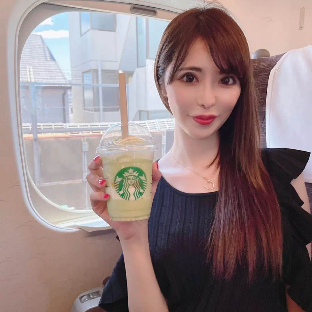 桃瀬えりなさんのインスタグラム写真 - (桃瀬えりなInstagram)「スタバのメロンフラペチーノ🍈⁡皆さんもう飲んだかな？ ⁡丸ごとメロンとっても美味しい♥⁡ ⁡⁡⁡ ⁡ ⋆͛📢⋆告知です⋆͛📢⋆ ⁡ ⁡⁡🤍6/29（日）Gスタさんにて個撮📷⁡⁡ ⁡予約始まってます- ̗̀📣 ⁡ぜひ撮りに来てください❤⁡ ⁡Gスタさんのホームページから、予約フォームで予約してね💕⁡ ⁡⁡⁡ ⁡🤍Twitter新アカウント作りました🙋‍♀️⁡ ⁡Twitter内にて「桃瀬えりな」で検索、フォローお願いします💕⁡ ⁡⁡ ⁡⁡⁡ ⁡#starbucks⁡ ⁡#shooting⁡⁡ ⁡#model⁡ ⁡#twitter ⁡#follow⁡ ⁡#followme⁡ ⁡#スタバ⁡ #theメロンofメロンフラペチーノ⁡ ⁡#gスタ⁡ ⁡#個撮⁡ ⁡#グラビア⁡ ⁡#グラドル⁡ ⁡#インスタグラビア⁡ ⁡#桃瀬えりな」6月13日 15時57分 - eri_rin1221