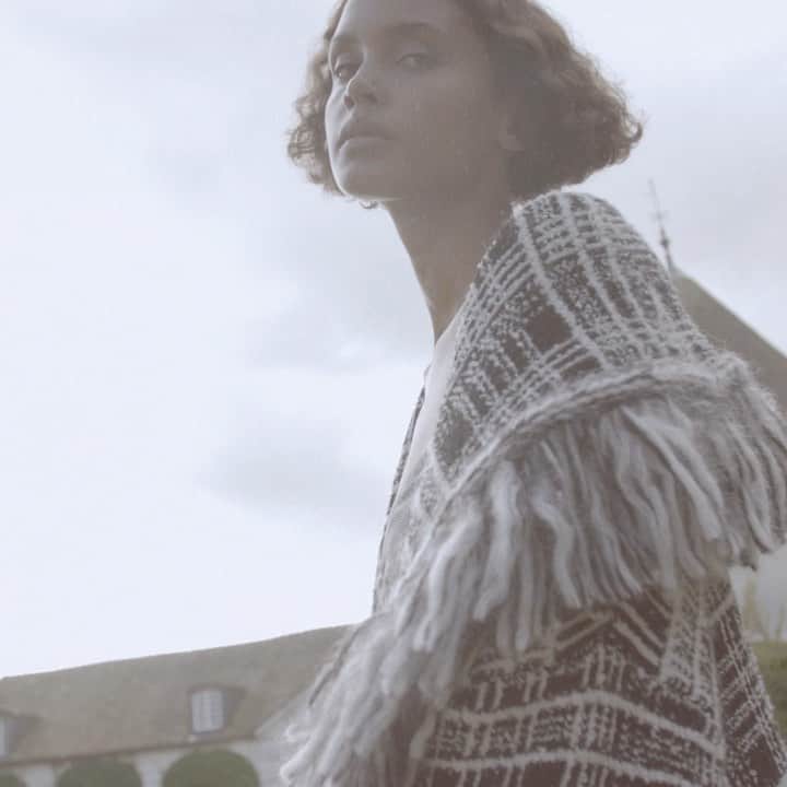 のインスタグラム：「PASS THE VIBE CHECK 🤍 WITH OUR LATEST PLAYLIST!  #linkinbio #ModernLoveStory #soundon🔊 @dorotheeschumacher Videographer @hugojozwicki @malaikaholmen @kaileelawrence HM @lasbas」