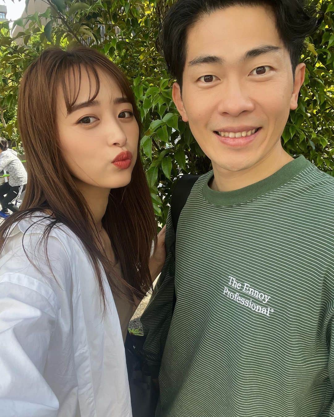 近藤千尋のインスタグラム：「今日は久々に夫婦でお仕事✨ (あ、ラヴィットでは毎週ですが💕笑) 久々にツーショット❤️ 夏みたいな日だったから ショーパンビーサン🩴笑 そんな時はカバンでで大人に💕  今からお天気崩れるみたいだから 急いでお迎え行ってきまーす❗️👧👧  皆様今週も頑張りましょ！！😍」