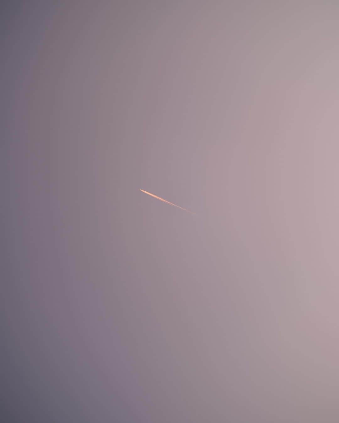 のインスタグラム：「結局、伊勢の空で偶然撮影したこの光は一体何だったんだろう？ 画像をアップしてビックリ💦 火の玉？🔥龍？🐉UFO？🛸飛行機？✈️隕石？☄️  #伊勢 #未確認飛行物 #japantravel #japantrip #canon #canonR5 #beautifuldestinations #discoverjapan #discoverearth #voyaged #awesome_photographers #IamATraveler #wonderful_places #japanphoto #japanphotography #japan_of_insta #livingonearth #theglobewanderer」