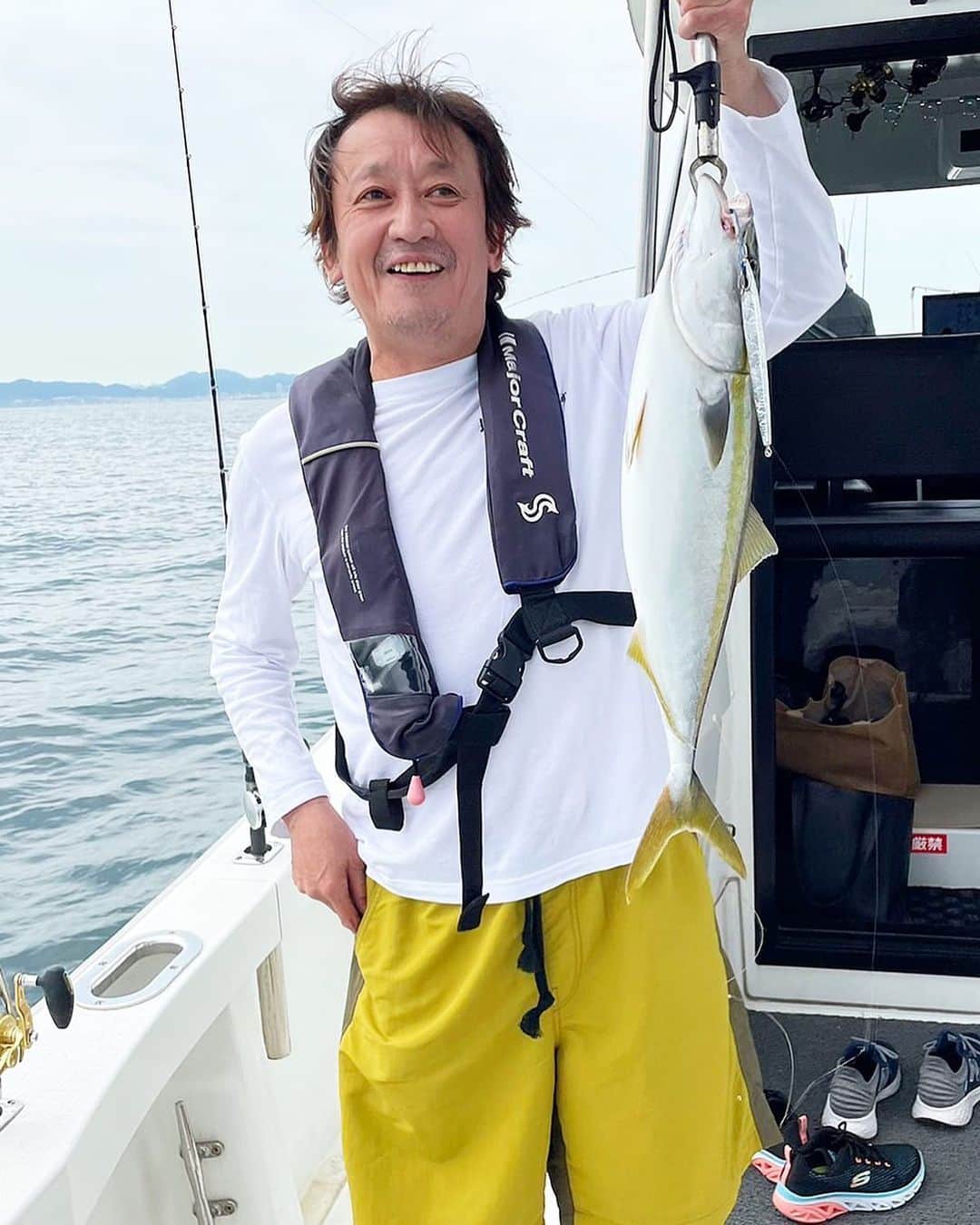 長原成樹のインスタグラム：「初めての釣り🎣 最後の最後でメジロ２匹ゲット😆 @soga_room さんそしてみなさんありがとうございました！  #釣り　#長原成樹」