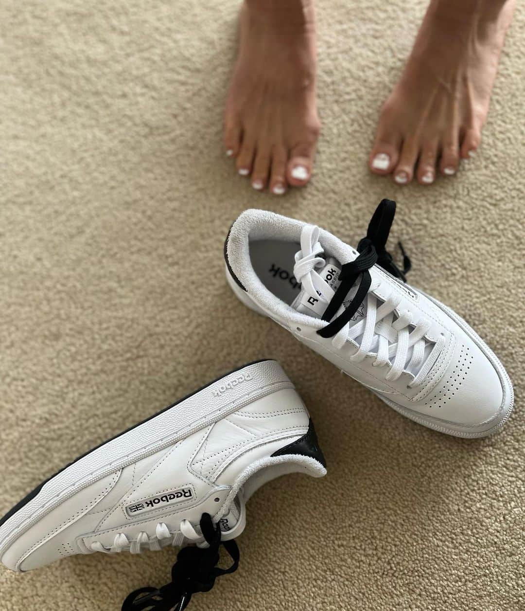 金子綾さんのインスタグラム写真 - (金子綾Instagram)「真っ白のスニーカーは久しぶり👟 モダンだけどちょいダサなのが何とも 今っぽい🤩 あれやこれやコーディネートを考え中… それもまた楽しい♡」6月13日 17時50分 - ayaaa0707