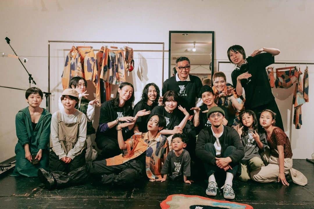 のインスタグラム：「. 2022.6/11  PAMM×yurinasia POPUP EVENT🧡 たっくさんの人に来ていただき本当に感謝の気持ちでいっぱいです…！  こういうゆったりとした空間でいつも見てくれてる方とお話しできる機会本当に無くて… 今回沢山の方に会えて話せたこと、大収穫でした🌽  アイテムを通して人に出会えたこと、物作りの原点だなと思った。  皆さんのおかげです、色々！  PAMMチームの皆様も本当に本当にありがとう、大好き！！😭❣️ 一緒にお酒飲んだけど、改めて打ち上げしたいんですが。笑  皆さんありがとうございました…！  アイテム発売は6/22から🧡🧡」