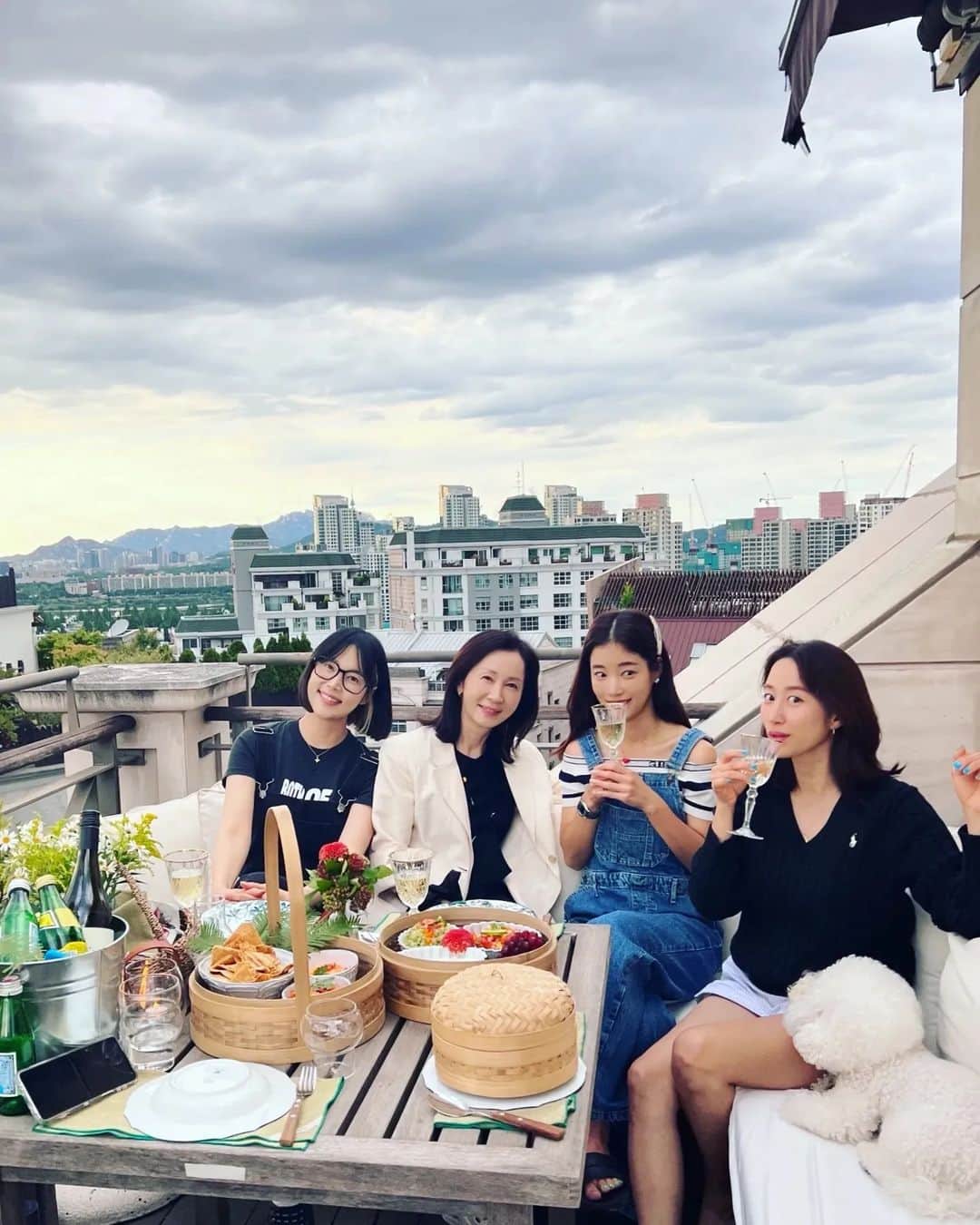 チョン・ヘビンのインスタグラム：「이렇게 비갠뒤 예쁜날. 아름다운 사람들과 맛있는 음식과 행복한 시간을 만들어준 은세야 고마웡♡ 바른이도 행복했데♡ 수다가 너무 재밌어서 집에 가기 힘들었던 날♡」
